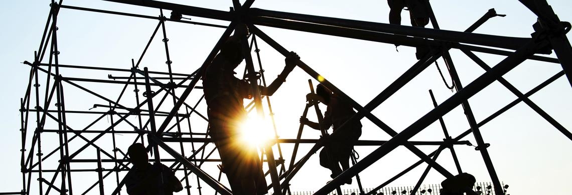 Ein Gebäude wird errichtet.